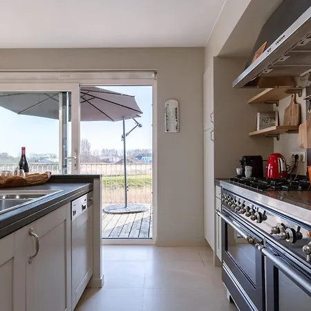 Fantastic, Spacious Holiday By The Water In ניופורט