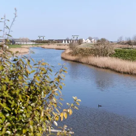 בית נופש Fantastic, Spacious Holiday By The Water In