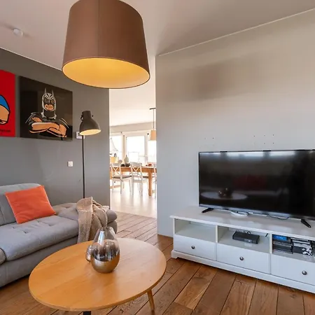 בית נופש Fantastic, Spacious Holiday By The Water In *
