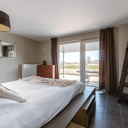 Semesterbostad Fantastic, Spacious Holiday By The Water In *